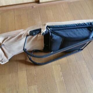 倒れる座椅子の画像