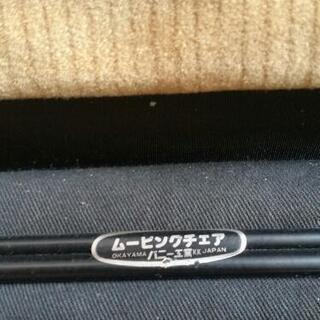 倒れる座椅子の画像