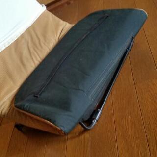 倒れる座椅子の画像