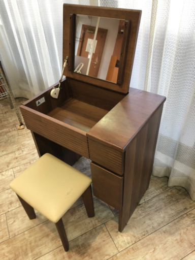 ドレッサー（鏡台・椅子セット、渋谷美容室スタッフルームで使用品）