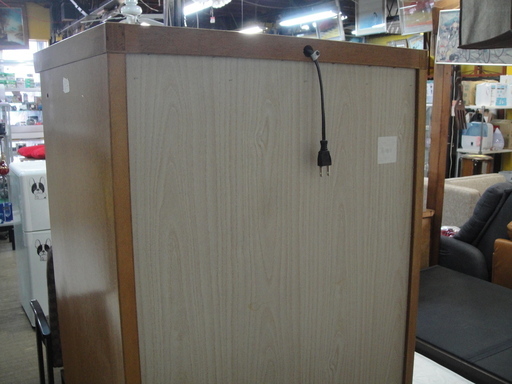 今だけチャンス！「ジモティー」見たよ！で通常特価16,478円より5,000円引きの11,478円!  2ドアコレクションボード　ディスプレイ フリーボード 飾り棚　カップボード キャビネット ガラス棚　ダウンライト付き