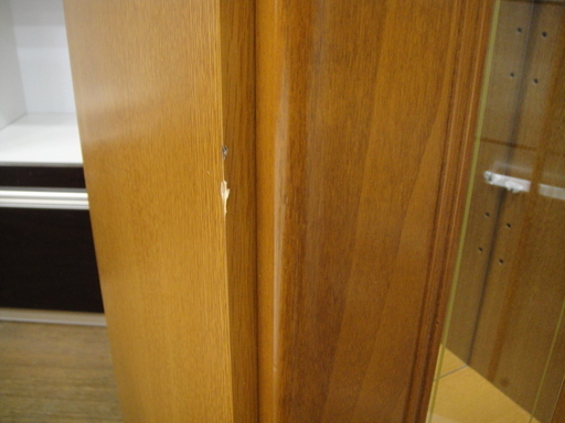 今だけチャンス！「ジモティー」見たよ！で通常特価16,478円より5,000円引きの11,478円!  2ドアコレクションボード　ディスプレイ フリーボード 飾り棚　カップボード キャビネット ガラス棚　ダウンライト付き