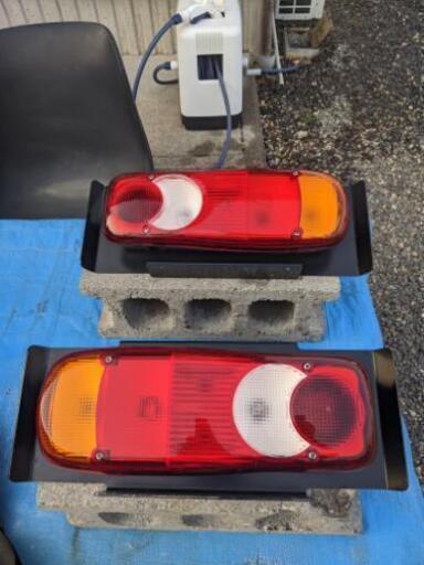新型クオン純正テールランプ (ツッチー) 美濃高田の家具の中古