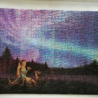 幻想的なイラスト オーロラの下で佇む少女の画像