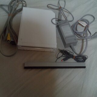 中古　Ｗii本体　　箱、説明書なし　ダウンロードソフト３本あり