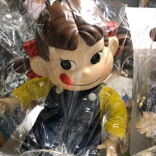 ペコちゃんのフィギュア2体の画像
