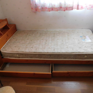 【受付終了】シングルベッド収納andライト付きの画像