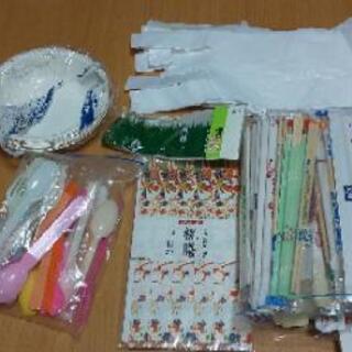 割りばし、紙皿、ナイロン袋など