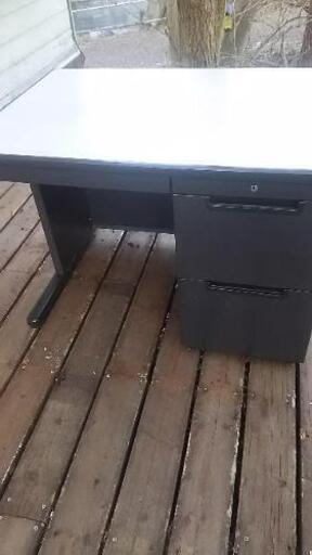 スチール製事務机