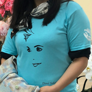 デヴィ夫人のTシャツ 人気のティファニーブルー
