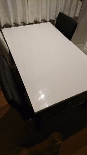 ダイニングテーブルと椅子セット