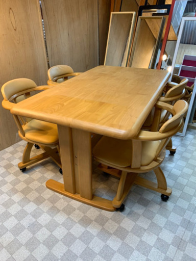 【リサイクルサービス八光　田上店　　配達・設置OK】4人掛けダイニングテーブル セット　回転椅子　キャスター付