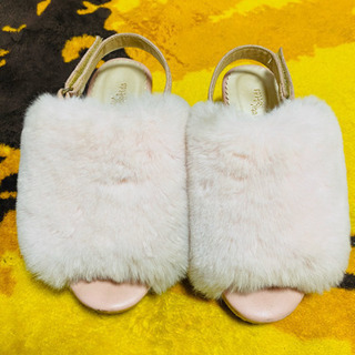 Jenniデニムパンツ、薄ピンクファーサンダル、ベージュファー、水玉ベージュズボン、紺色フリルセーター5点セットの画像