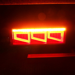 トラック LED テールランプ シーケンシャルファイバー ジャンク品 動作確認済み 助手席 12V/24V 流れる トラック 用品 ダンプ 部品 外装パーツ DIY 中古品 宮城 MAXの画像