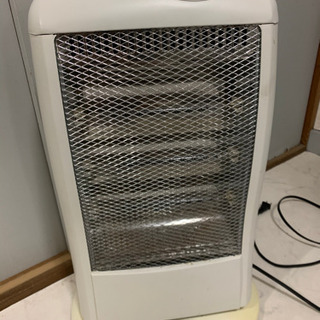 少し年季の入った電気ストーブ