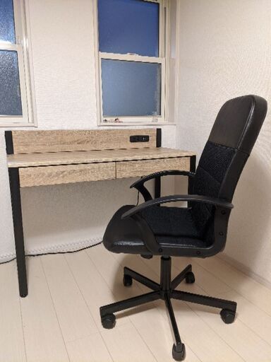 おしゃれなコンセント付き机＆椅子セット