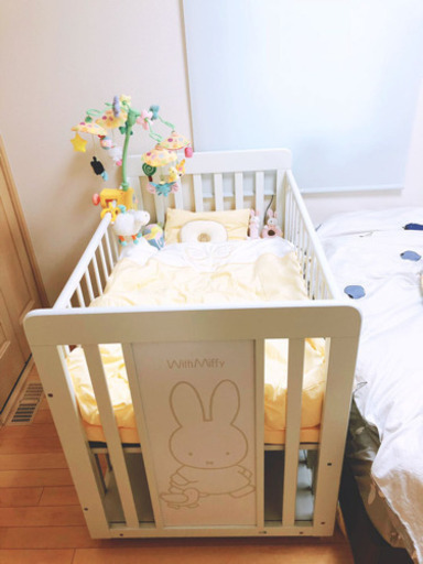 ベビーベッド　白
