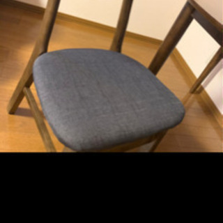 半月型のテーブルと椅子2脚