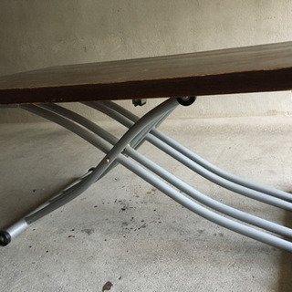 高さ調節可能 テーブル？ 作業台の画像