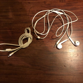 iPhone用イヤホンと充電アダプター