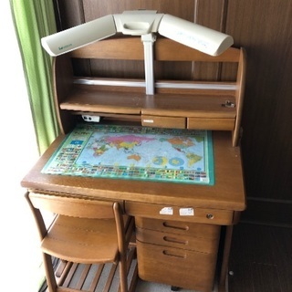 息子が使ってた机を譲ります。