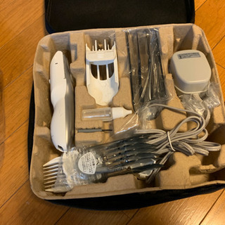 電動バリカンとフード