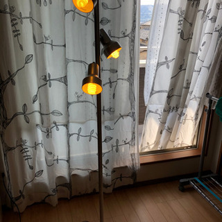 【取引完了】ニトリ　フロアライト　暖色電球タイプの画像