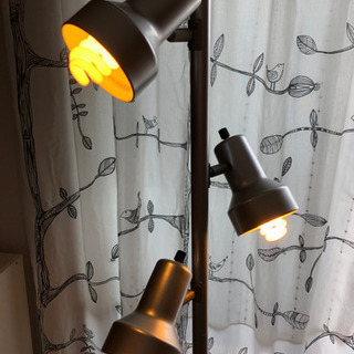 【取引完了】ニトリ　フロアライト　暖色電球タイプの画像