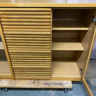 オーク材　サイドボード　キャビネット　ガラス　ナチュラル　モダン　食器棚の画像