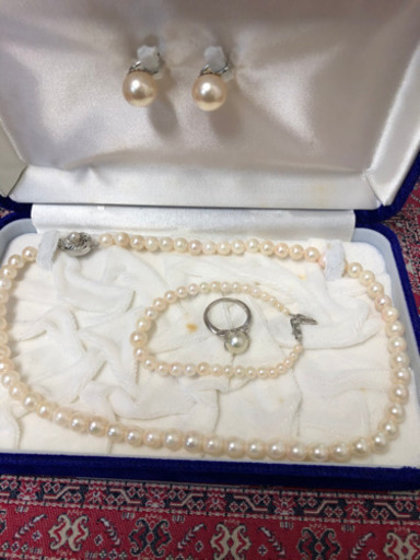 真珠のネックレスと指輪とブレスとイヤリングのセット