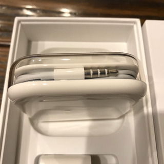 iPhone6 空箱とイヤホンマイクの画像