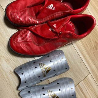 アディダス フットサル トレーニングシューズ（25.5cm）とすね当て