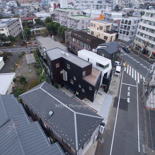 一軒家の屋根をドローンで点検します。 − 神奈川県