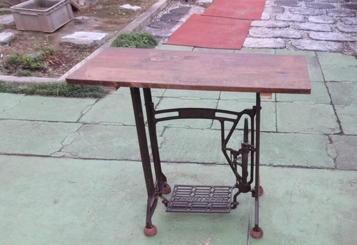 足踏みミシンの脚で作った作業台　パソコン台
