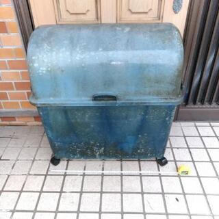 プラスチック製物入れ ２点