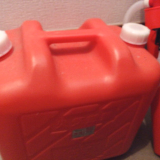 ファンヒーターとポリタンク20Lと給油ポンプの画像