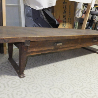昔の寺子屋時代を彷彿するような机 アンティーク　ビンテージ　レトロ