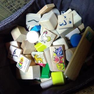 木の積み木　たくさん　１００個はあると思います