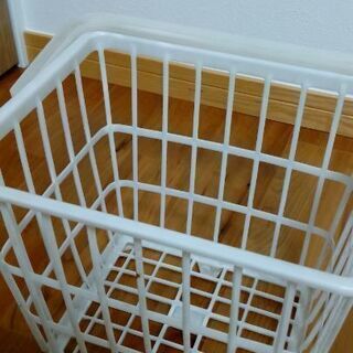 【無料0円】洗濯カゴ白色持ち手、引っ掛けあり