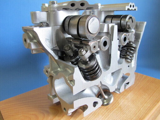 HONDA 「Ｂ１６Ａ」1.6LDHOC・ VTEC ヘッドのカットモデル