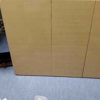 可変式折り畳みテーブルです。の画像