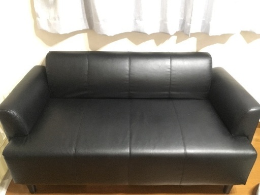 IKEAで購入。人工皮革の黒ソファ