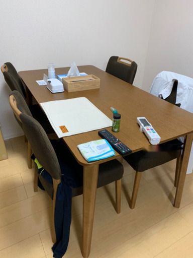 テーブルとイス4脚