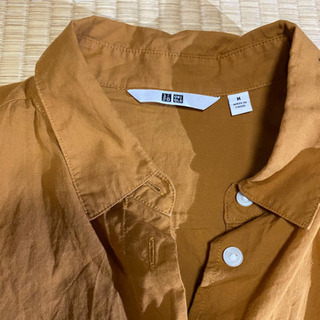UNIQLO土色無印ブラウスの画像