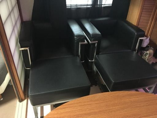 1人用ソファー  オットマン付き   二台あり。