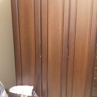 しっかりした木のクローゼットです✨