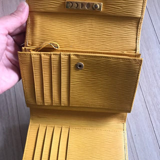 黄色の財布の画像