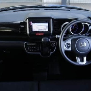 不動の人気車種！NBOXカスタム！クールな内装ですね・・・誰でもローン組めます！の画像