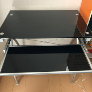 ニトリ　ガラスPCデスク