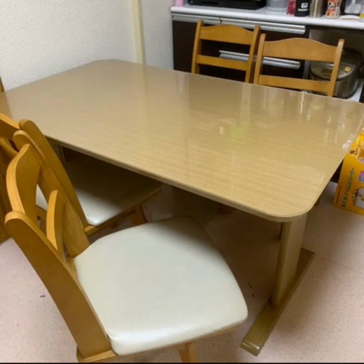 ダイニングテーブル＋回転式の椅子4脚